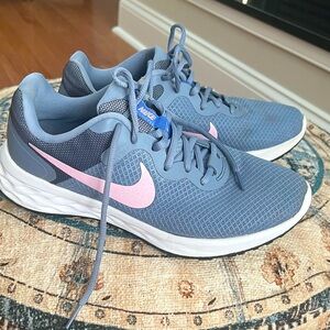 Nike womens running sneakers great condition gray and pink size 9